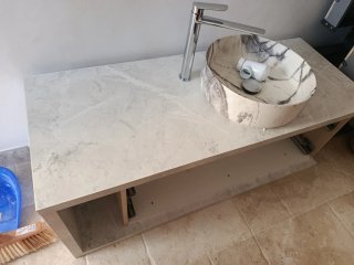 Mueble de baño mármol y madera