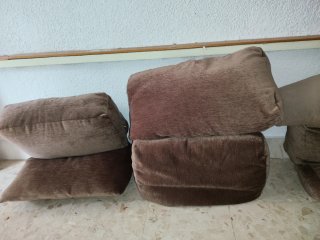 Sofá beige y marrón