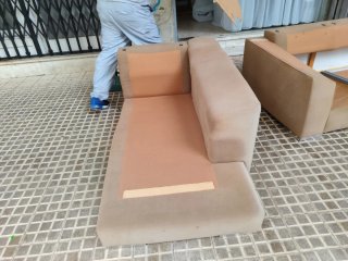 Sofá beige y marrón