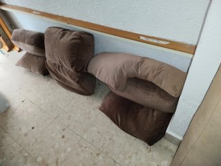 Sofá beige y marrón