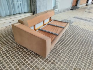 Sofá beige y marrón