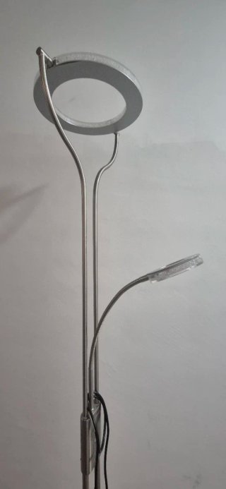 Lámpara LED de pie plateada y blanca