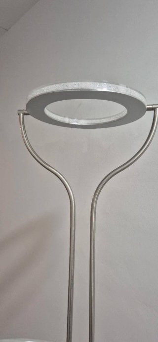 Lámpara LED de pie plateada y blanca