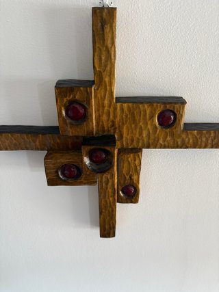 Preciosa escultura de pared de madera brutalista