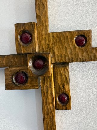 Preciosa escultura de pared de madera brutalista
