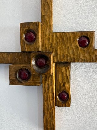 Preciosa escultura de pared de madera brutalista