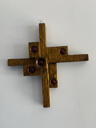 Preciosa escultura de pared de madera brutalista