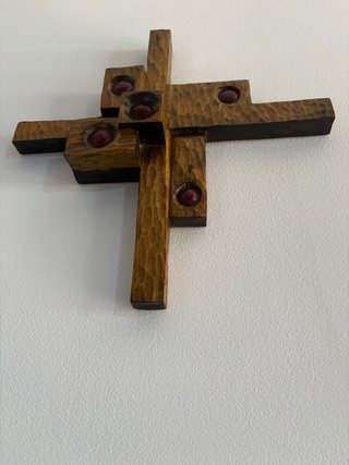 Preciosa escultura de pared de madera brutalista