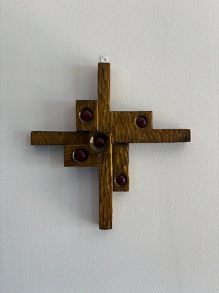 Preciosa escultura de pared de madera brutalista