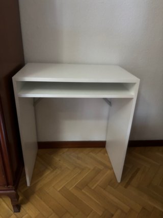 Mesa blanca de madera
