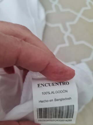 Camiseta blanca sin mangas con escote cruzado