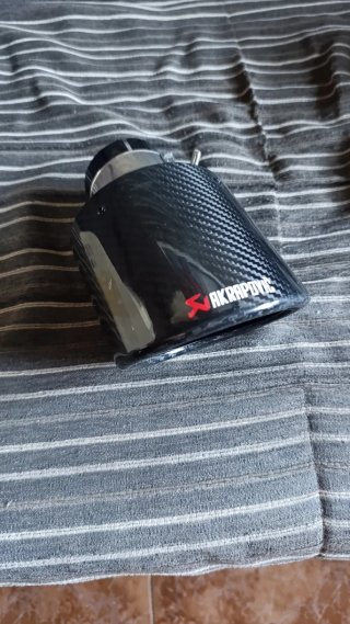 Cola de escape Akrapovič Carbono