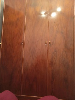 Cama individual de madera, armario y mesilla