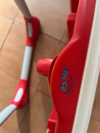 Trona de bebé color blanco y rojo Chicco