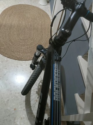 Bicicleta de montaña negra
