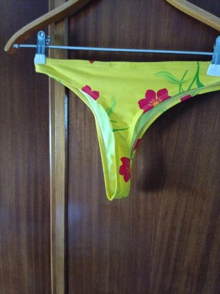 Braguita bikini amarilla con flores