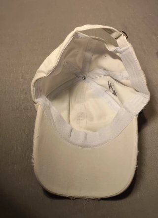 Cappellino baseball bianco effetto strappato