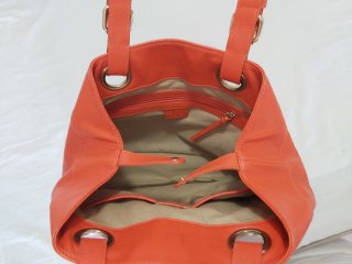 Bolso de piel naranja