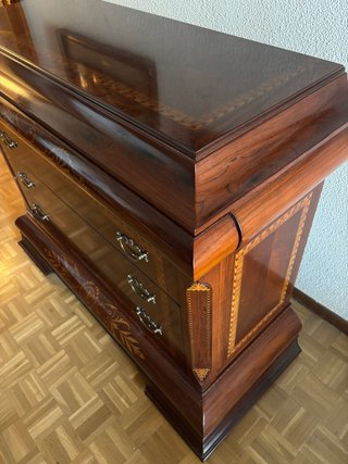 Aparador de madera con marquetería