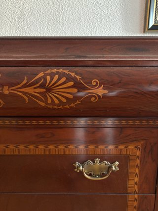 Aparador de madera con marquetería