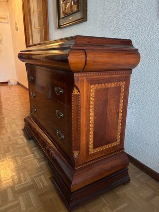 Aparador de madera con marquetería