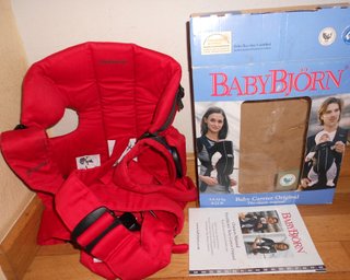 MOCHILA PORTABEBES ROJA BABYBJORN casi como NUEVA