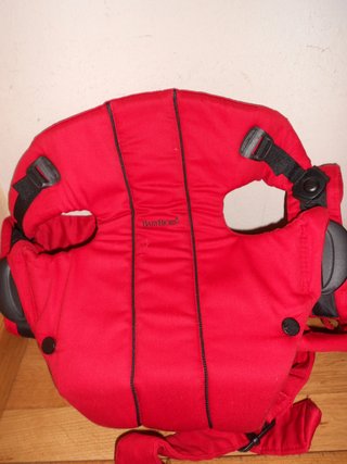 MOCHILA PORTABEBES ROJA BABYBJORN casi como NUEVA
