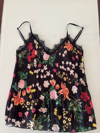 Blusa plisada floral con encaje