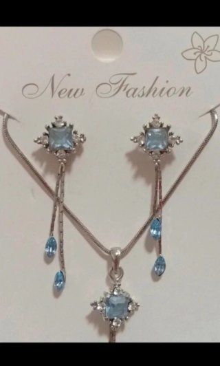 Conjunto de collar y pendientes