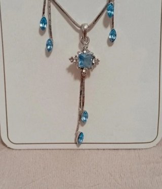 Conjunto de collar y pendientes