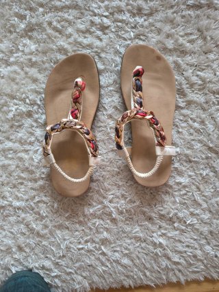 Sandalias planas beige y multicolor
