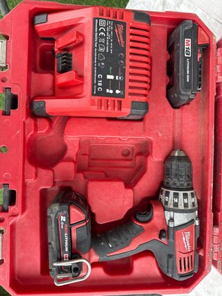 Taladro Milwaukee con cargador y batería