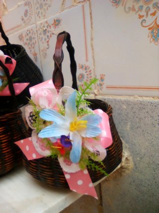 Cestas de mimbre decoradas con flores