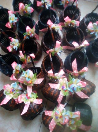 Cestas de mimbre decoradas con flores