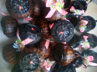 Cestas de mimbre decoradas con flores