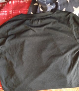 Camiseta deportiva negra con estampado.