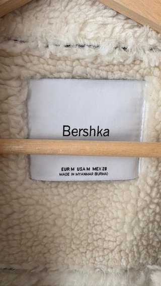 Chaqueta negra piel borreguito Bershka