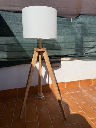 Lámpara de pie LAUTERS IKEA madera fresno/blanco