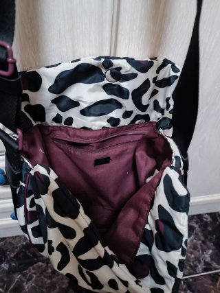 Bolso estampado manchas blanco y negro