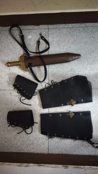 Traje Romano Cuero Arde Lucus con accesorios