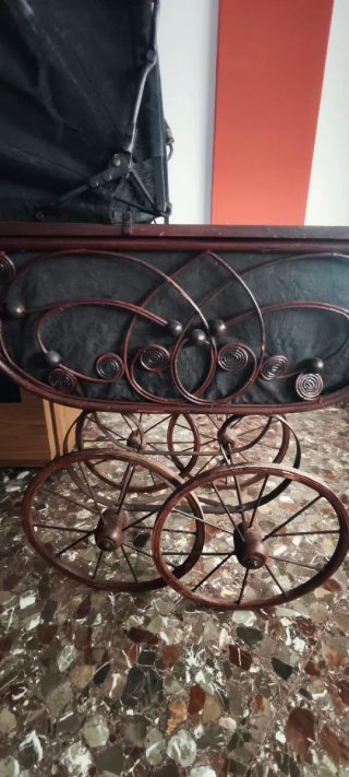 Carro de juguete antiguo de metal y madera