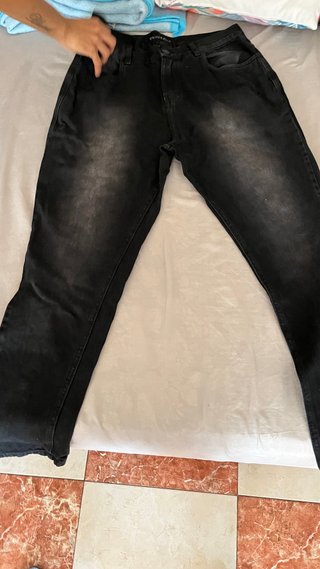 Pantalones vaqueros negros desgastados