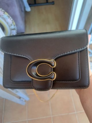 Bolso bandolera negro con cadena dorada