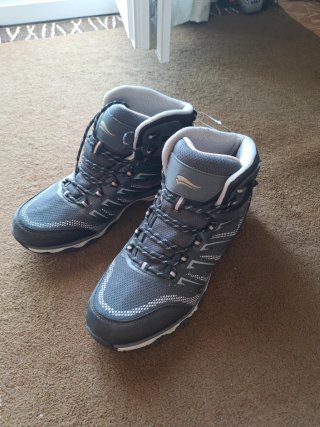 Botas de senderismo/trekking grises y negras