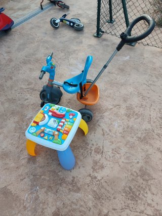 Mesa de actividades y triciclo infantil