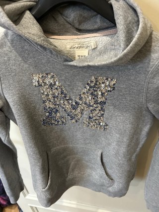 Felpa grigia con M di paillettes