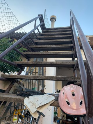 Escalera exterior metálica y madera