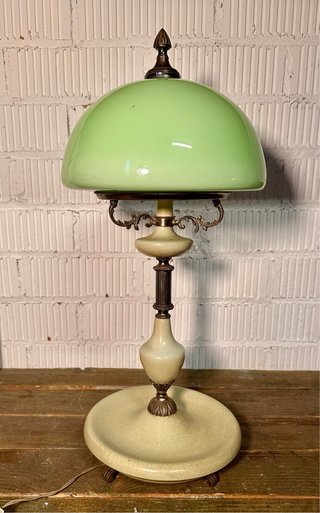 Lámpara de mesa estilo quinqué. Años 60. Grande.