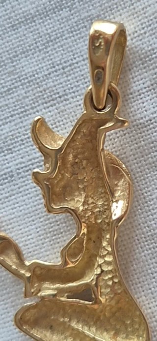 Colgante Bruja Escoba Oro 18K