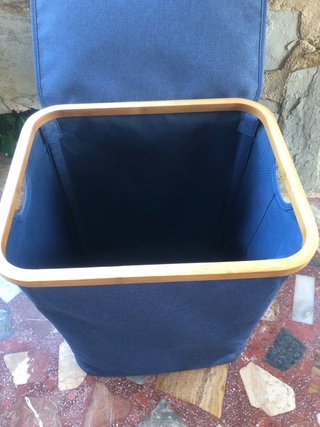 Cesto plegable azul con tapa de bambú